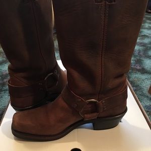 Like new Frye Harness 12R size 7